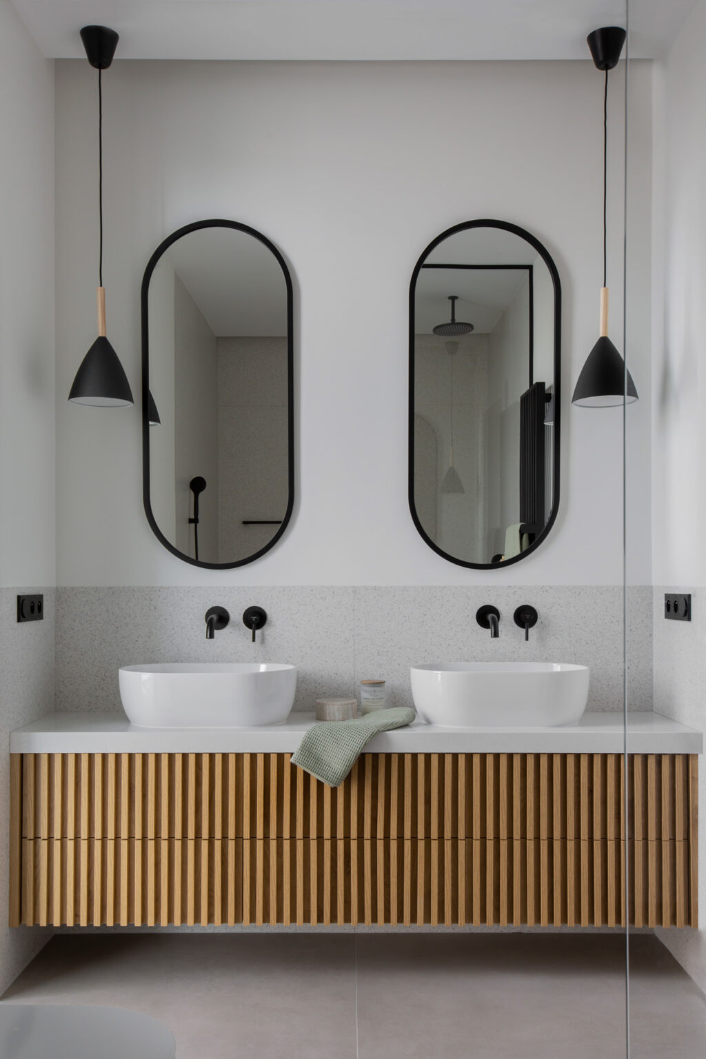 Projekt jasnej łazienki z dwiema umywalkami